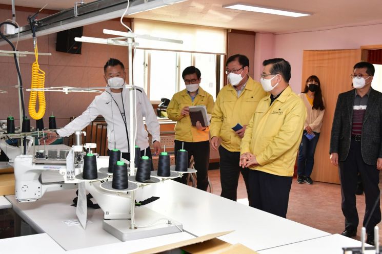 류경기 중랑구청장이 국민안심마스크를 제작하고 있는 지역 내 업체를 둘러보고 있다.