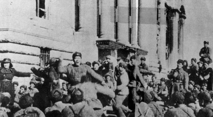 서울 점령 후 중앙청 앞에서 여흥을 즐기는 공산군 선전 사진. 보급이 바닥나 더 이상 전진하기 힘들었지만 만일 이때 한 번 더 공세를 가했다면 전쟁이 끝날 수도 있었다.