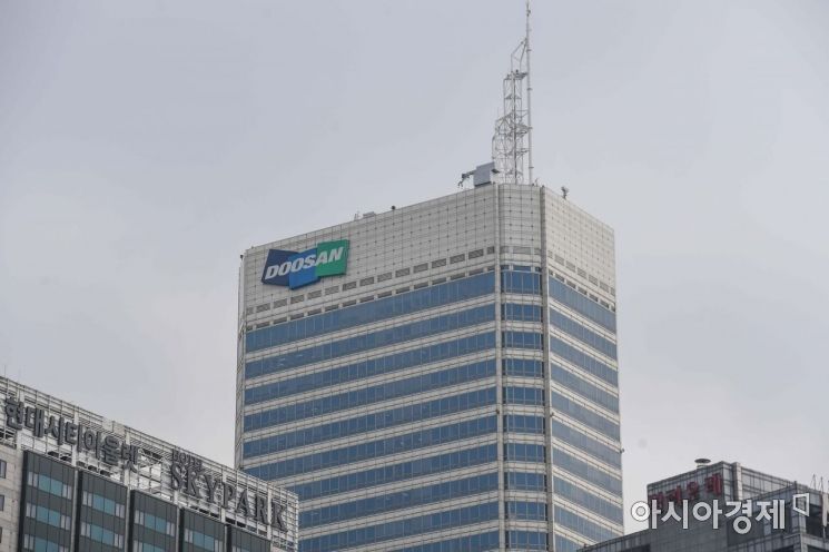 정부가 자금난을 겪고 있는 두산중공업에 산업은행과 수출입은행을 통해 1조6,000원을 수혈하기로한 27일 서울 동대문구 두산타워 건물이 보이고 있다./강진형 기자aymsdream@
