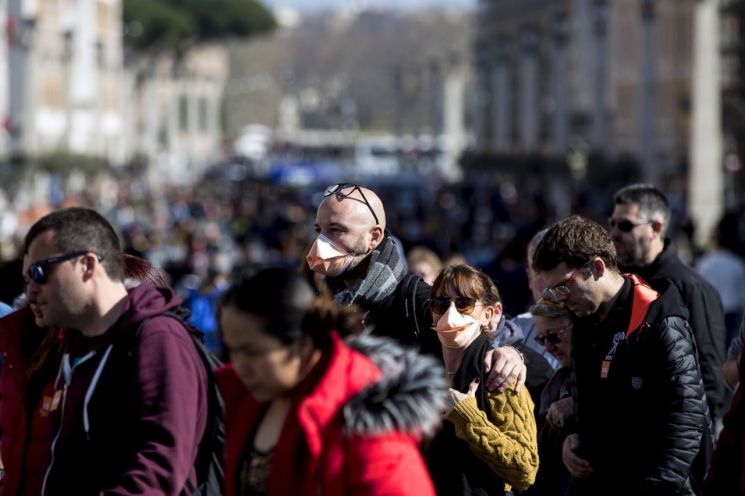 신종 코로나바이러스감염증(코로나19) 사태 속에서도 로마의 바티칸시티 성베드로 대광장을 둘러보고 있는 관광객들의 모습. 마스크를 쓰지 않은 사람들 때문일까요? 이탈리아는 코로나19의 최대 피해국이 됐습니다. [사진=EPA/연합뉴스]
