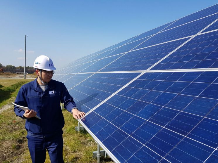 LS ELECTRIC 관계자가 28MW급 일본 치토세 태양광 발전소 모듈을 점검하고 있다.

[사진=LS그룹]