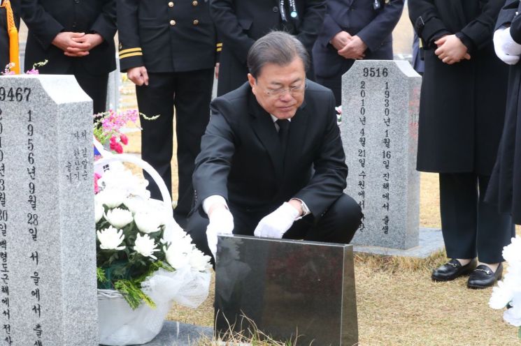 문재인 대통령이 27일 국립대전현충원 고 한주호 준위 묘역에서 참배하고 있다.
    고 한주호 준위는 2010년 3월 천안함 피격사건 당시 희생자 탐색구조작업을 펼치다 사망했으며, 이후 충무무공훈장이 추서됐다. [이미지출처=연합뉴스]