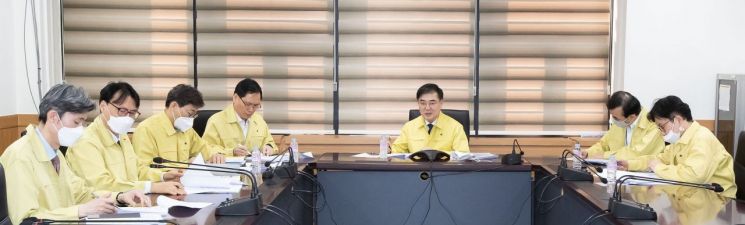 손병두 금융위 부위원장이 27일 정부서울청사 금융위원회에서 컨퍼런스콜로 금융상황 점검회의를 진행하고 있다.