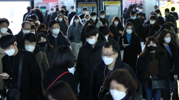 지난달 11일 오전 시민들이 마스크를 쓴 채 서울 구로구 신도림역을 통해 출근하고 있다/사진=연합뉴스