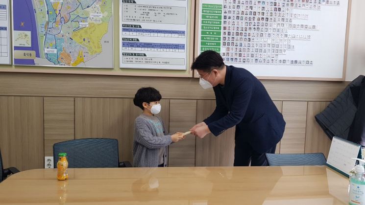 동작구 흑석동 8살 김인우군 용돈모아 120여만원과 편지 전달