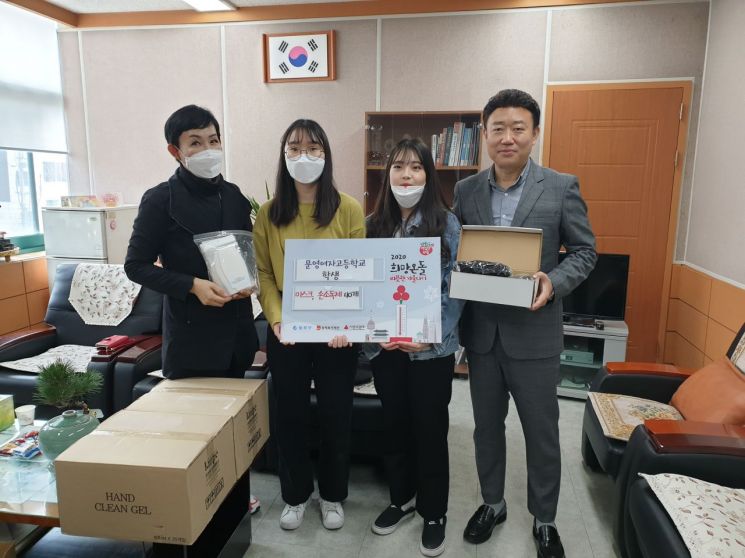 26일 상도1동주민센터에서 문영여고 송민지, 강지원 학생이 마스크와 손소독제를 기부했다.