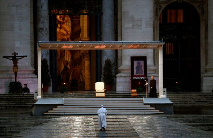 교황, 텅빈 광장서 코로나19 위기 극복 기도  