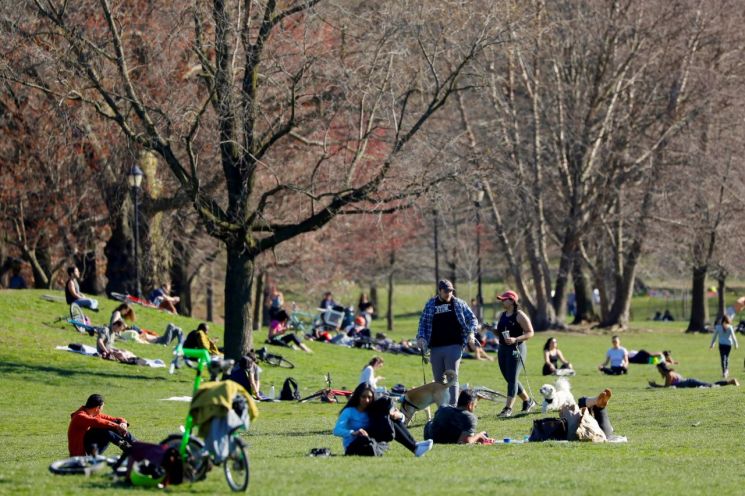 27일 뉴욕 브루클린 지역 주민들이 코로나19 사태속에서도 공원에 모여 휴식을 취하고 있다. [이미지출처=로이터연합뉴스]