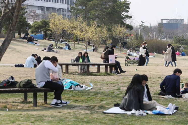 포근한 봄 날씨를 보인 25일 오후 서울 영등포구 여의도 한강공원에서 시민들이 봄나들이를 즐기고 있다/사진=연합뉴스 제공