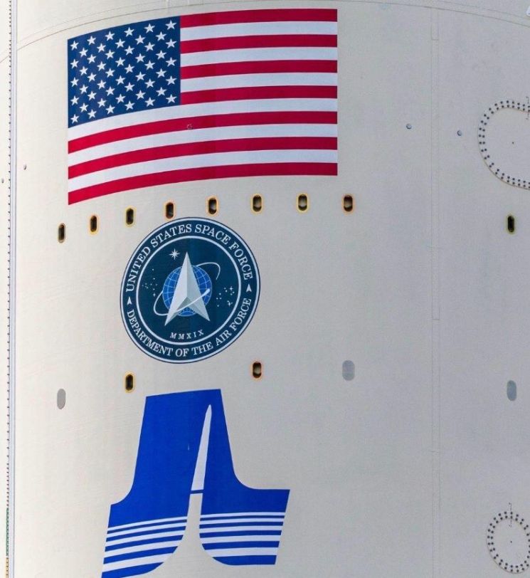 26일(현지시간) 미국 플로리다주 케이프커내버럴 공군기지에서 발사된 미국 우주군의 첫 국가안보위성이 실린 로켓모습. 로켓 외벽에 성조기 밑에 우주군 문장이 부착됐다.[이미지출처=미국 우주군 홈페이지/https://www.spaceforce.mil]