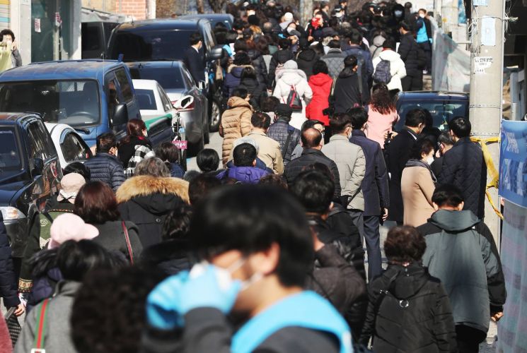지난달 8일 오전 성북구 사랑제일교회에서 열리는 문재인하야범국민투쟁본부(범투본) 주일연합예배에 범투본 관계자들과 신도들이 들어가고 있다. 
    사랑제일교회는 경찰에 구속된 범투본 총괄대표 전광훈 한국기독교총연합회 대표회장 목사가 담임목사로 있는 곳이다. [이미지출처=연합뉴스]