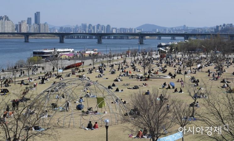 지난 3월 29일 서울 여의도 한강공원이 나들이객들로 붐비고 있는 모습./김현민 기자 kimhyun81@