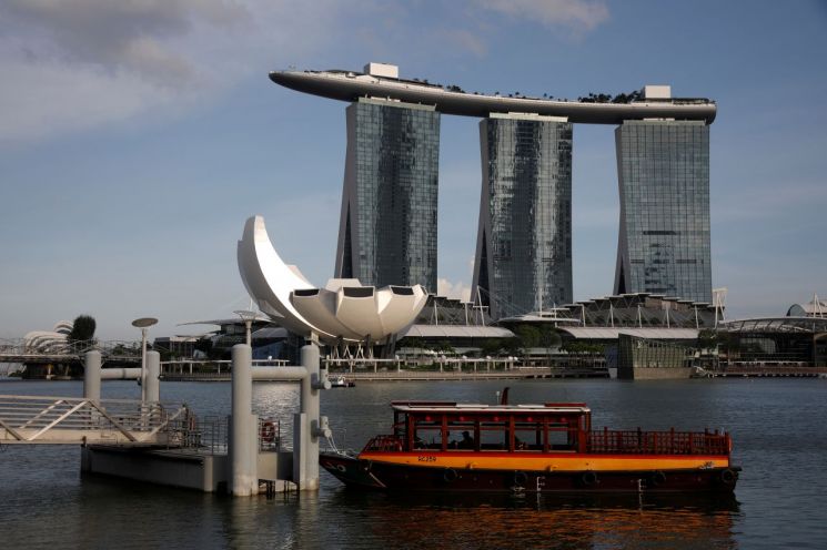 싱가포르, 자가격리 위반 자국민 여권 무효화... 초강경조치 이어가