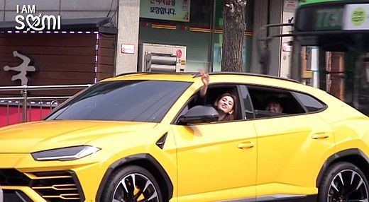 "나 노란 차 업그레이드 했어요" 전소미, 2억원대 슈퍼카 람보르기니 소유? 