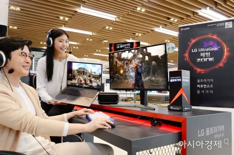 LG전자가 2020년형 ‘LG 울트라기어’ 게이밍 모니터와 고성능 노트북을 출시했다. 모델들이 LG전자 베스트샵 강남본점에서 두 제품을 소개하고 있다.