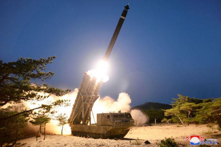 (평양 조선중앙통신=연합뉴스) 북한이 지난 29일 초대형 방사포 시험사격을 진행했다고 30일 조선중앙통신이 보도했다.