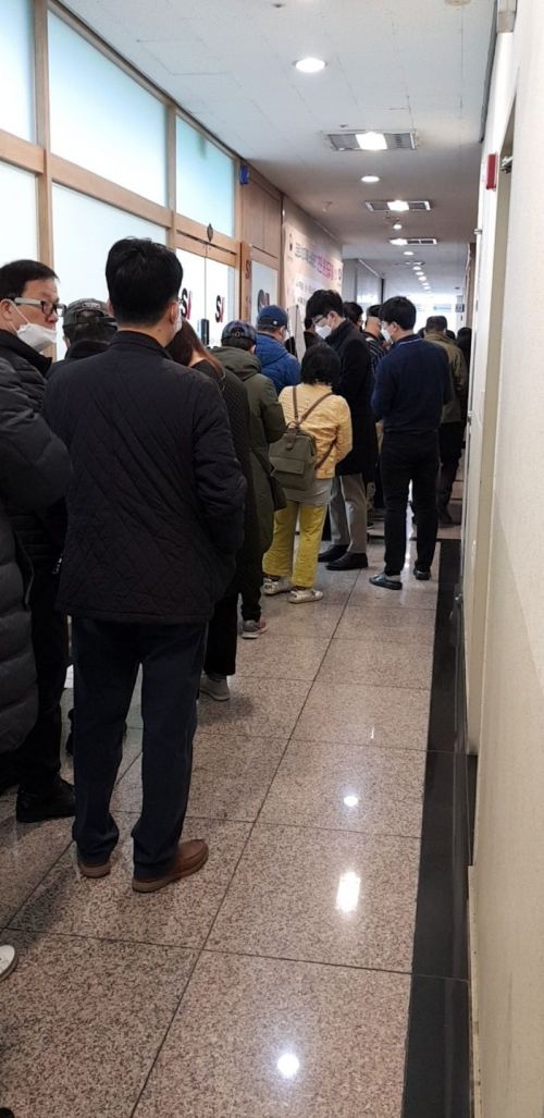 30일 오전 소상공인시장진흥공단 서울 서부센터에서 직접대출 상담을 위해 소상공인들이 길게 줄을 서고 있다.