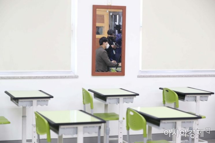 지난달 30일 원격교육 시범학교로 지정된 서울 동대문구 휘봉고등학교에서 한 교사가 수업 영상을 녹화하고 있다. /문호남 기자 munonam@