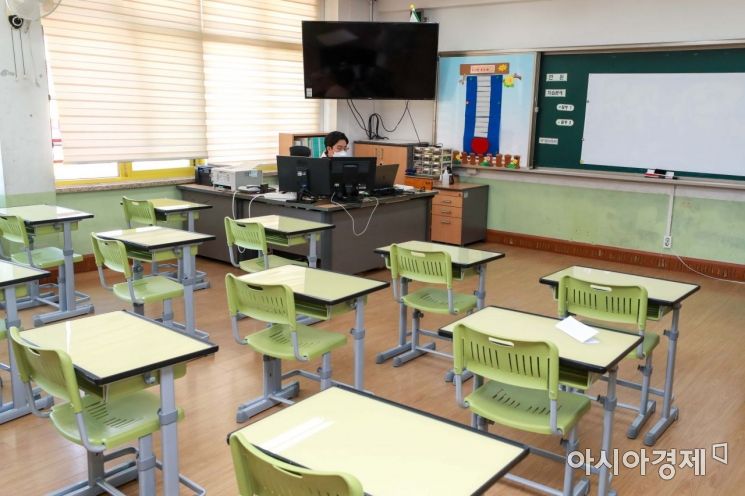 정부가 전국 초중고등학교 개학 관련 입장발표를 앞두고 있는 지난달 30일 서울 송파구 영풍초등학교에서 원격수업을 시연하고 있다./강진형 기자aymsdream@