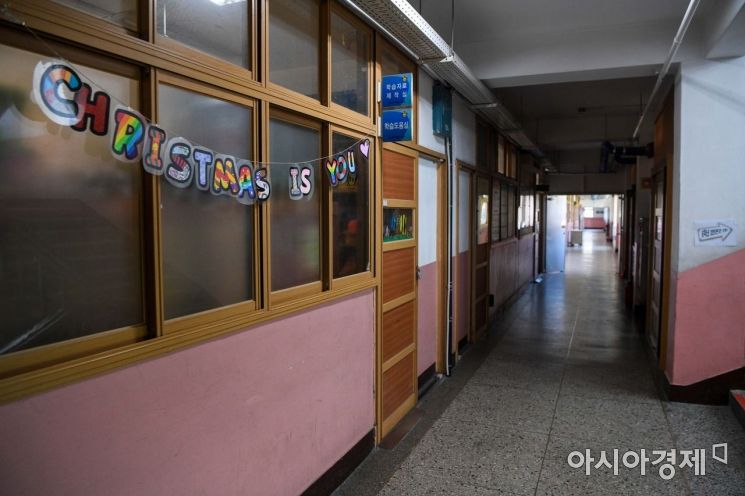 [포토]텅빈 초등학교 복도