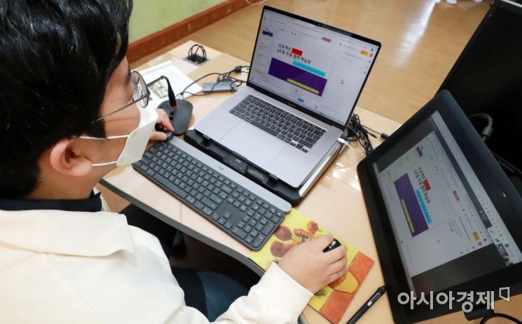 정부가 전국 초중고등학교 개학 관련 입장발표를 앞두고 있는 30일 서울 송파구 영풍초등학교 교실이 비어 있다./강진형 기자aymsdream@