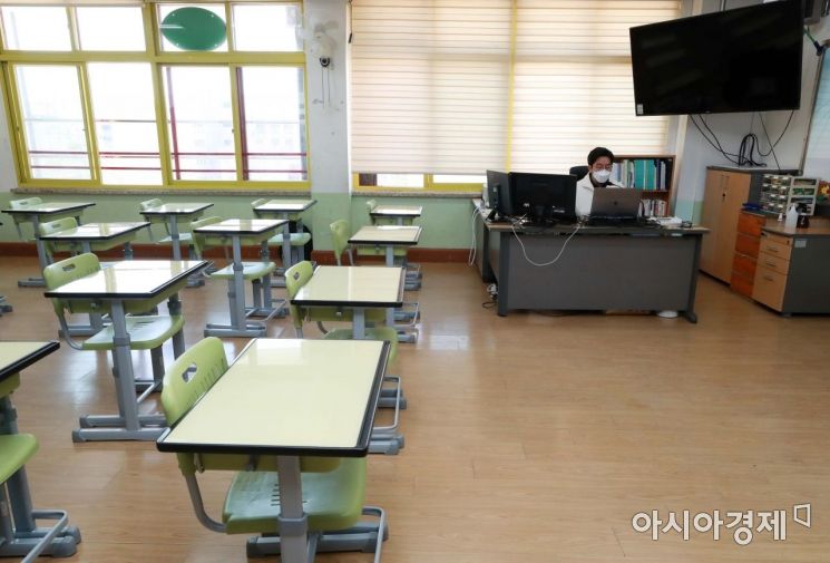 정부가 전국 초중고등학교 개학 관련 입장발표를 앞두고 있는 30일 서울 송파구 영풍초등학교 교실이 비어 있다./강진형 기자aymsdream@