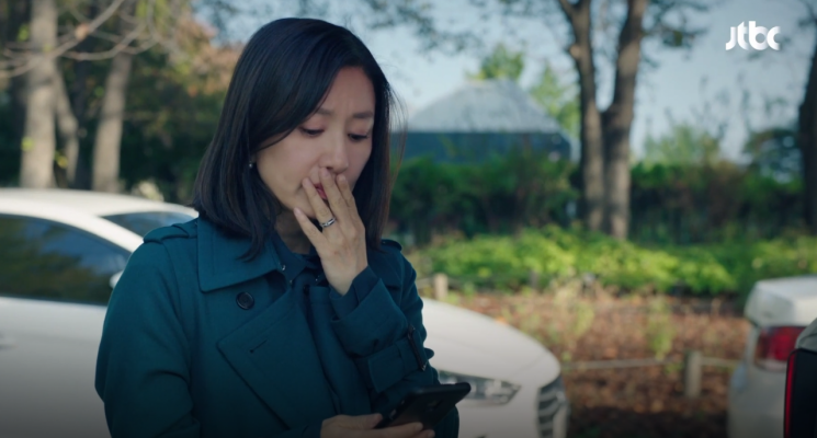 우아함 뚝뚝 떨어지는 김희애 가방·트렌치코트 어디 꺼?