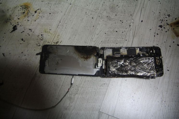 폭발 사고 잦던 아이폰, 인천서 충전 중 화재 … 소방당국 출동