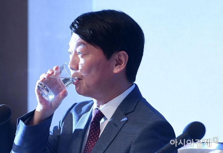 [포토] 물 마시는 안철수 국민의당 대표