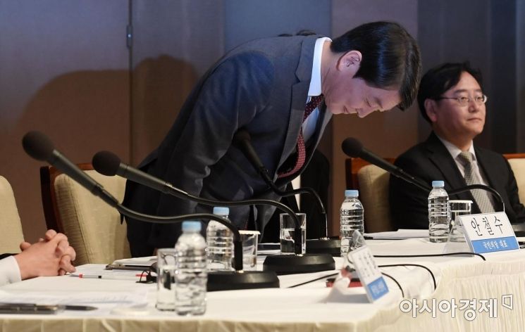 [포토] 인사하는 안철수 대표