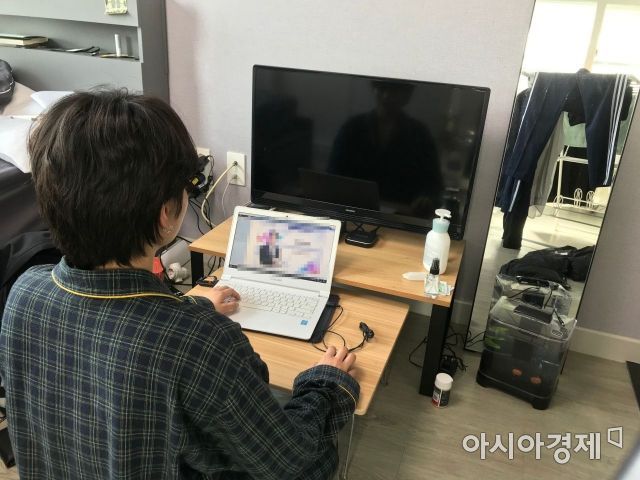 사진은 한 대학생이 집에서 온라인 강의를 수강하고 있는 모습/사진=김슬기 인턴기자 sabiduriakim@asiae.co.kr