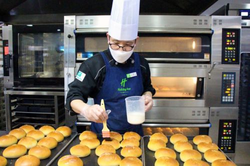 "의료진·봉사자분들 힘내세요" 홀리데이 인 광주, 빵 나눔