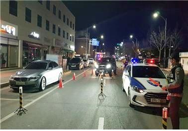 진도경찰서가 S자 트랩형 음주단속 기법을 도입해 교통 목 근무를 하고 있다. (사진=진도경찰서 제공)