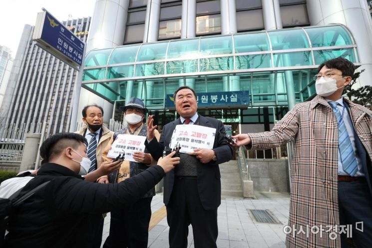 [포토]고소장 든 윤석열 총장 장모 동업자 