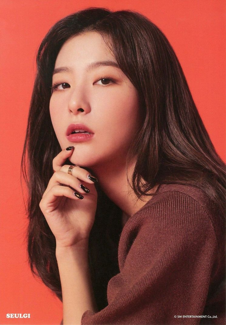 뷰러, 마스카라, 인조속눈썹 등으로 속눈썹을 강조한 레드벨벳 슬기. 사진=SM엔터테인먼트