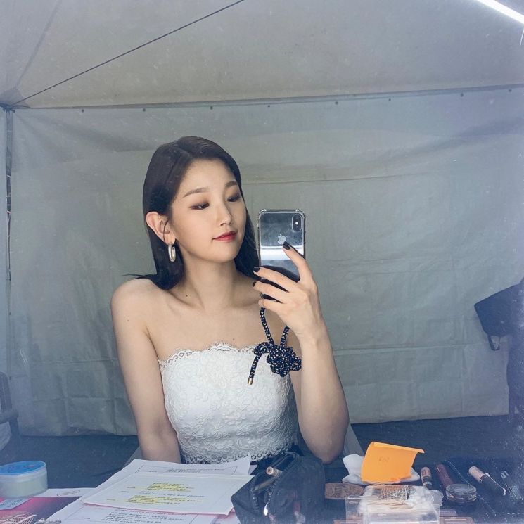 아이라인을 살짝 위로 그려 눈매를 시원하게 연출한 박소담. 사진=박소담 인스타그램