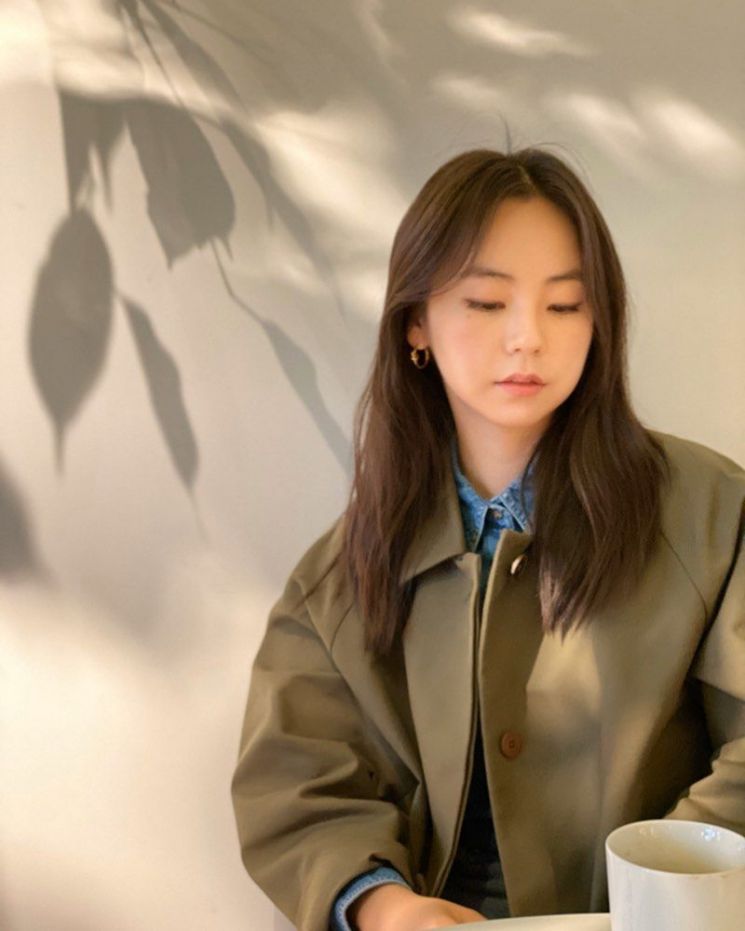 낮은 채도의 섀도우를 선택한 안소희. 사진=안소희 인스타그램