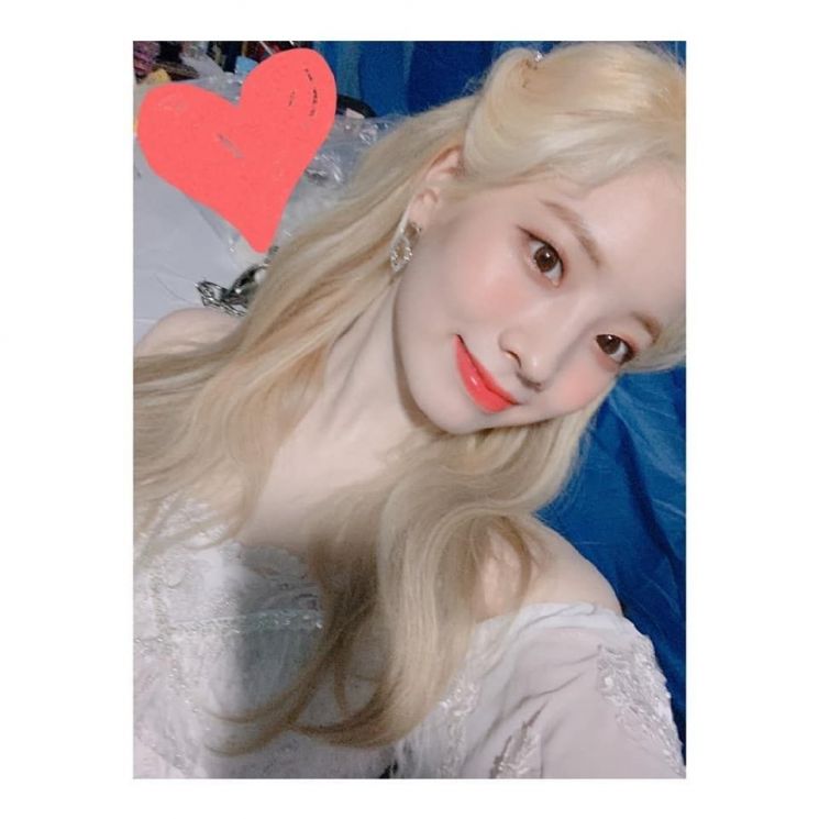 트와이스 다현처럼 완벽한 메이크업을 원한다면, 아이프라이머는 필수. 사진=트와이스 인스타그램