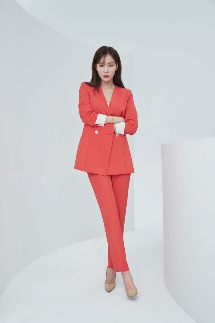 '엣지 배우' 김아중, SUMMER 화보 공개 "여름 느낌 물씬"