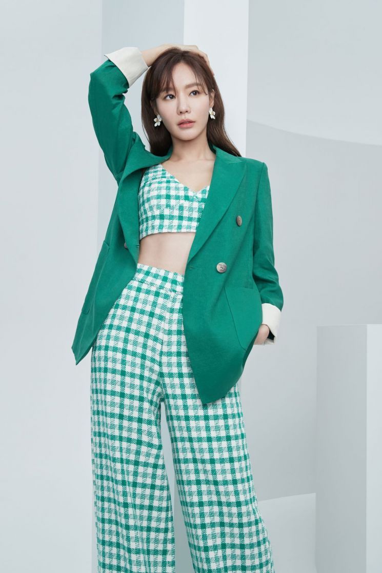 '엣지 배우' 김아중, SUMMER 화보 공개 "여름 느낌 물씬"