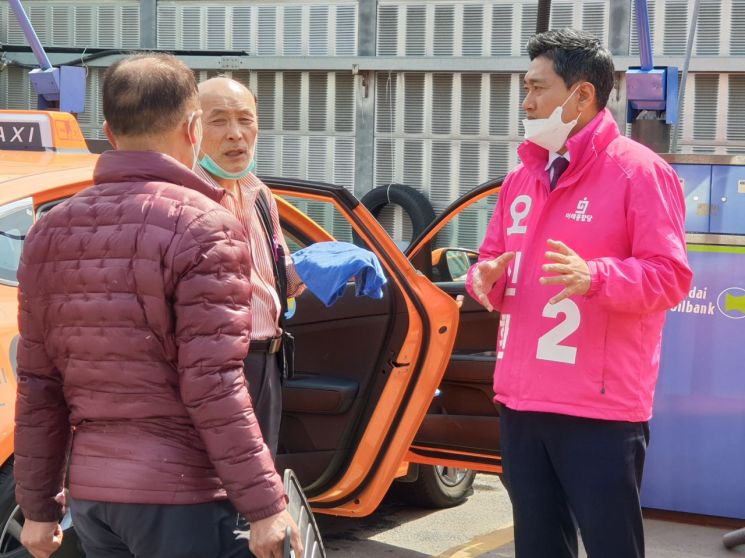 4·15 총선에서 관악을에 출마하는 오신환 미래통합당 후보가 31일 오후 서울 관악구 대학동에서 주민들과 만나 대화를 나누고 있다.