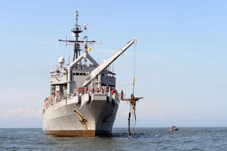 [속보]동해 해군 함정서 부사관 1명 실종…육해공군·해경 합동 수색