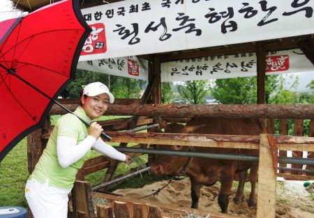 임지나가 2010년 볼빅오픈 당시 홀인원 부상으로 걸린 한우에게 먹이를 주는 모습.