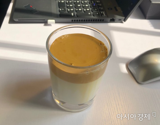 "400번 이상 저어볼까요" 달고나커피·심리테스트...코로나19 극복 '집콕놀이' 유행