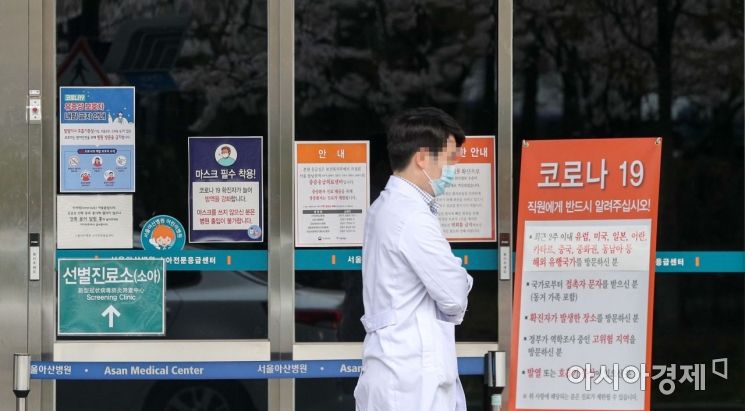 서울아산병원 어린이병원 소아병동에 입원 중이던 9세 여아가 코로나19 확진 판정을 받은 가운데 1일 서울아산병원 소아병동과 소아전문응급센터가 출입 통제되고 있다./강진형 기자aymsdream@