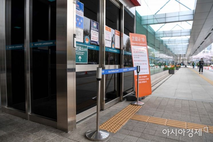 서울아산병원 어린이병원 소아병동에 입원 중이던 9세 여아가 코로나19 확진 판정을 받은 가운데 1일 서울아산병원 소아병동과 소아전문응급센터가 출입 통제되고 있다./강진형 기자aymsdream@