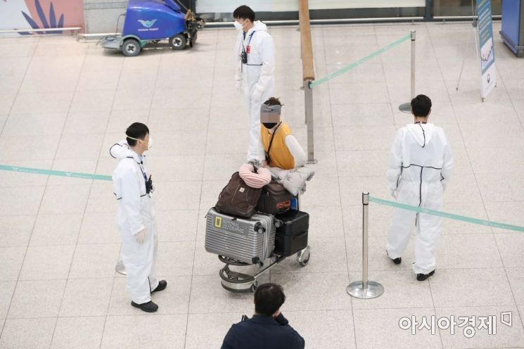 해외에서 들어오는 모든 입국자의 2주간 자가격리 의무화가 시작된 1일 인천국제공항 1터미널 입국장에서 입국자들이 교통 관련 안내를 받고 있다. /문호남 기자 munonam@