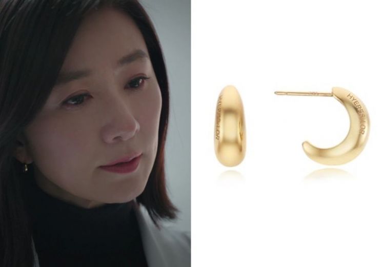이에르로르 샴페인문 귀걸이를 착용한 김희애.