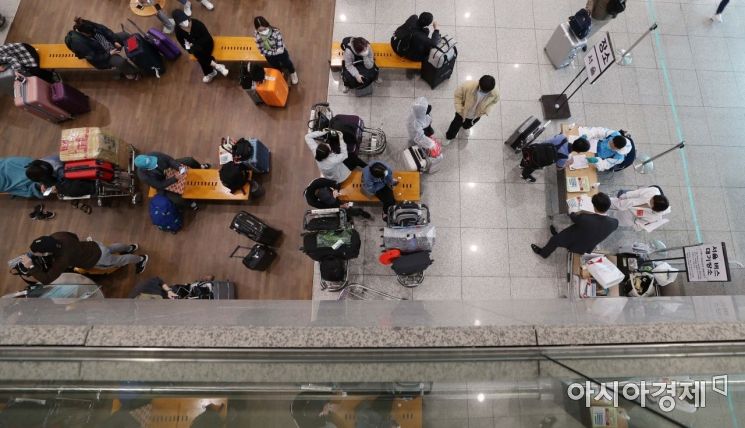 [포토]전용 공항버스 기다리는 해외 입국자들 