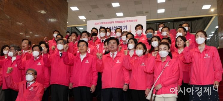 [정치, 그날엔…] 새누리 '보수의 상징' 파란색과 결별, 그날 이후 '색의 고민' 